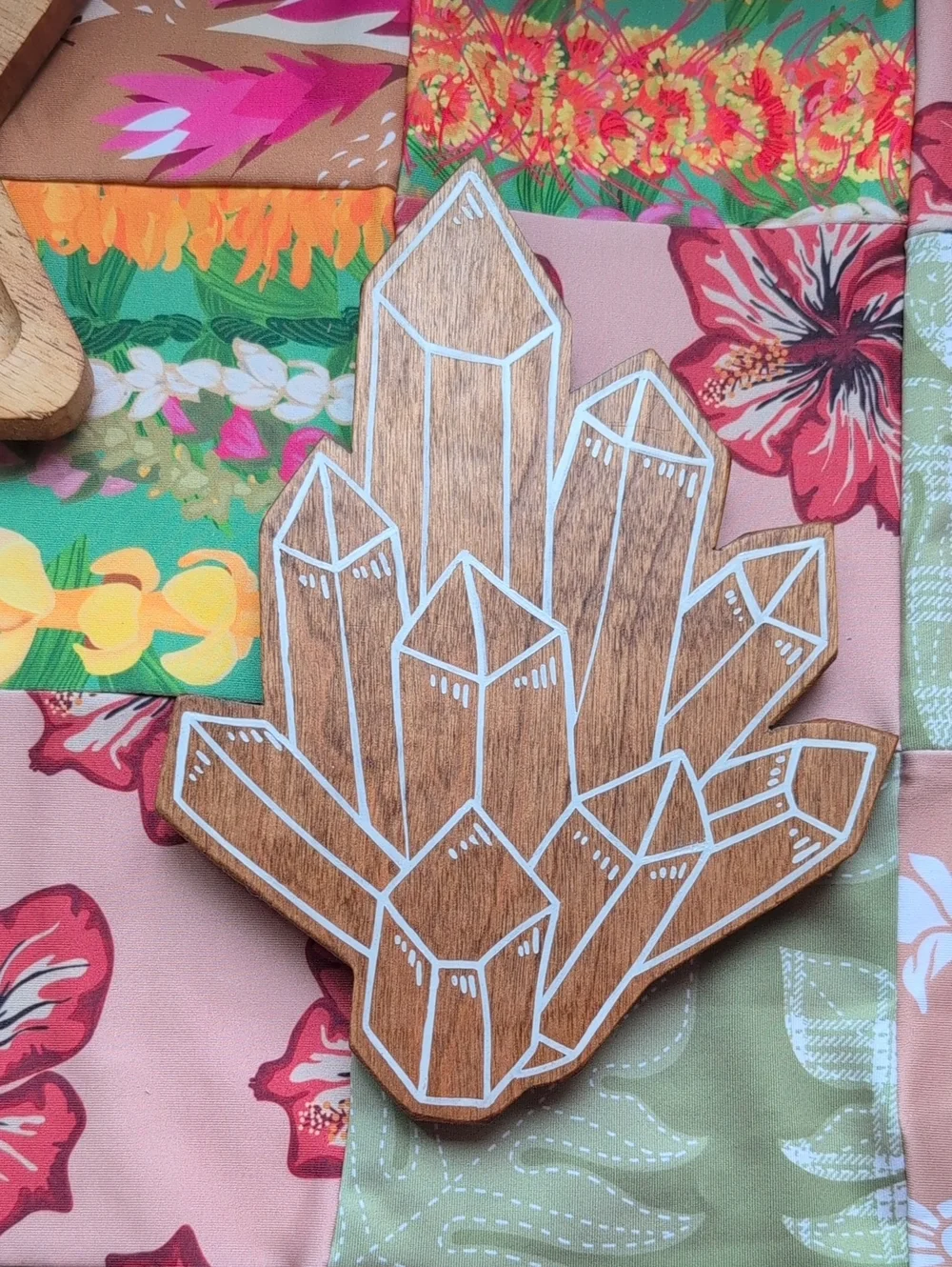 Wooden star trinket tray 📤 and crystal 🔮 cluster table art decor